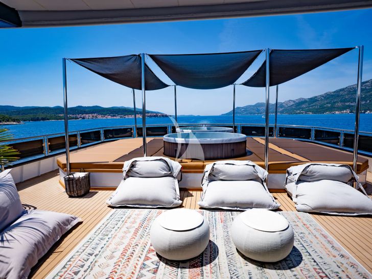ARETHA Custom Yacht 45m - sun deck bronzing area and jacuzzis ARETHA Custom Yacht 45m - sun deck bronzing area and jacuzzis