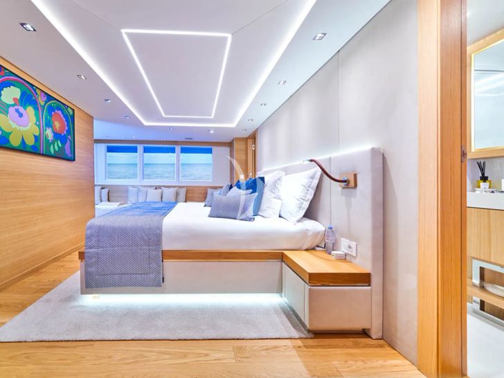 ARGO Custom 55m - master cabin bed ARGO Custom 55m - master cabin bed