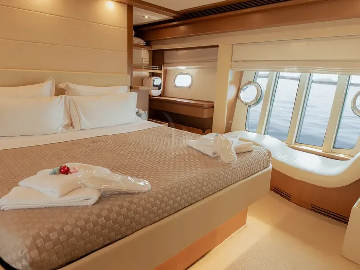 ARGO V Ferretti 780 - master cabin ARGO V Ferretti 780 - master cabin