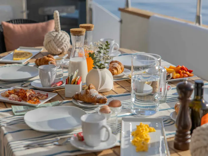 ARIA C.Boat 28m - aft deck alfresco breakfast ARIA C.Boat 28m - aft deck alfresco breakfast