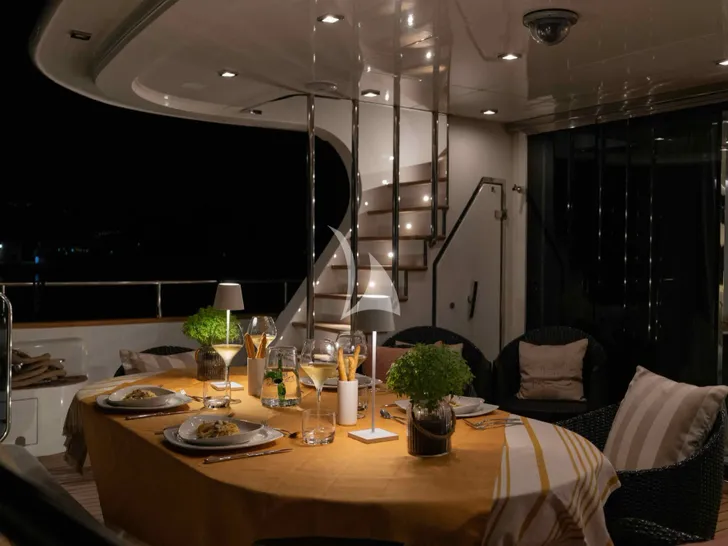 ARIA C.Boat 28m - aft deck alfresco dinner ARIA C.Boat 28m - aft deck alfresco dinner