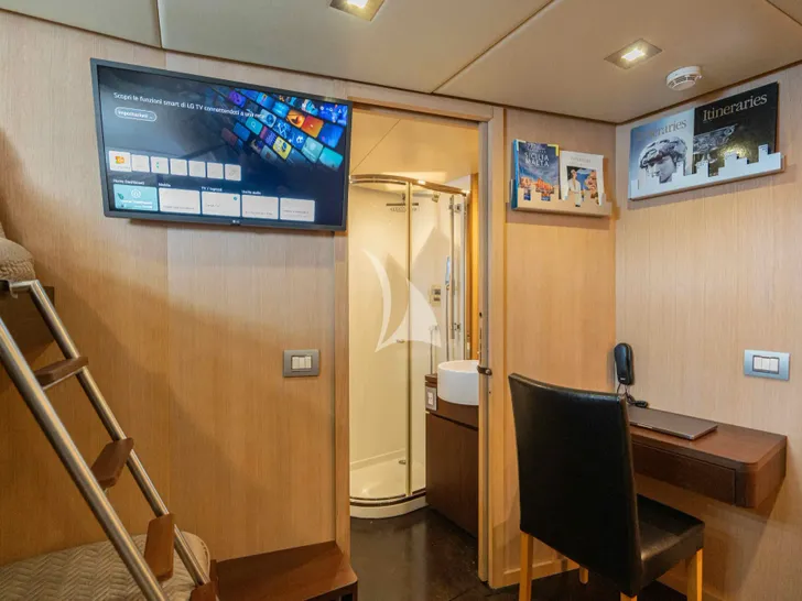 ARIA C.Boat 28m - bunk cabin 2 work station and bathroom ARIA C.Boat 28m - bunk cabin 2 work station and bathroom