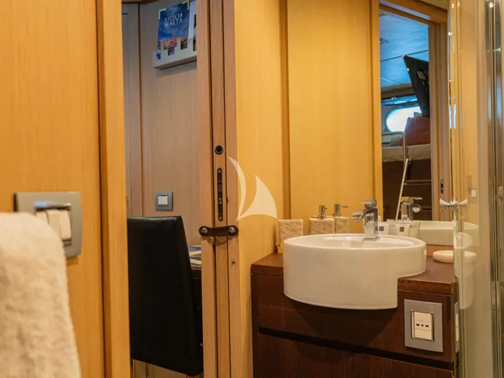 ARIA C.Boat 28m - bunk cabin bathroom ARIA C.Boat 28m - bunk cabin bathroom