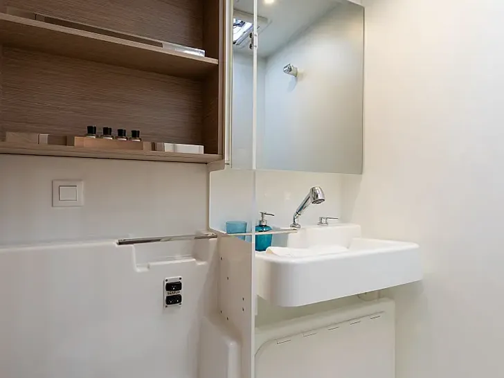 ARIA Lagoon 43 - cabin 1 bathroom ARIA Lagoon 43 - cabin 1 bathroom