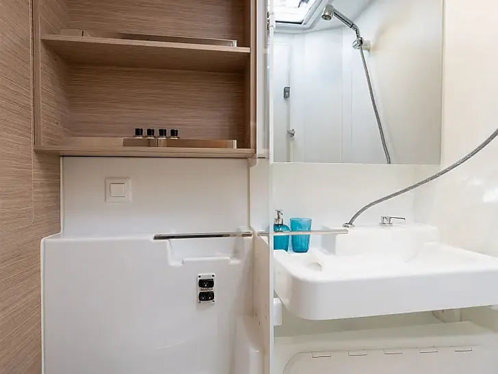 ARIA Lagoon 43 - cabin 2 bathroom ARIA Lagoon 43 - cabin 2 bathroom