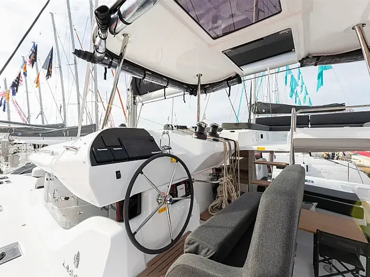 ARIA Lagoon 43 - flybridge helm ARIA Lagoon 43 - flybridge helm