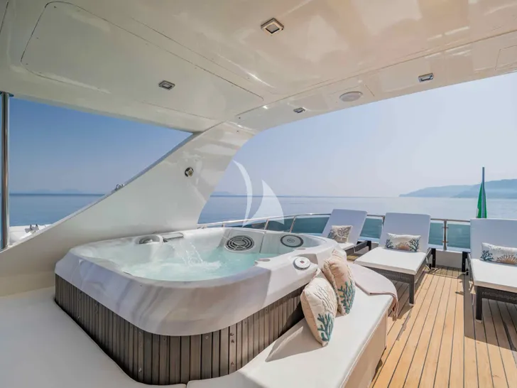 ARIA C.Boat 28m - flybridge jacuzzi ARIA C.Boat 28m - flybridge jacuzzi