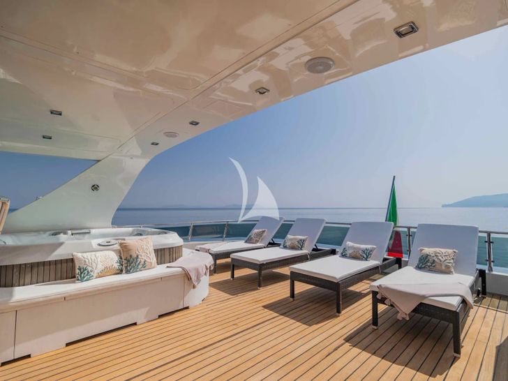 ARIA C.Boat 28m - flybridge sun beds and jacuzzi ARIA C.Boat 28m - flybridge sun beds and jacuzzi