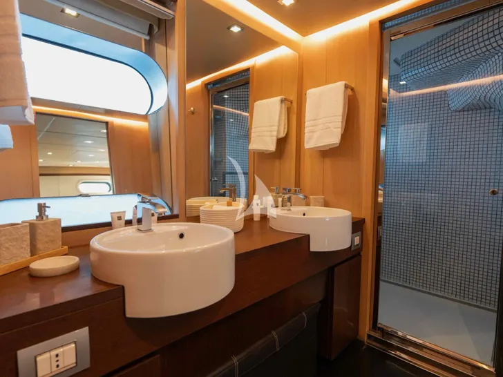ARIA C.Boat 28m - master cabin bathroom ARIA C.Boat 28m - master cabin bathroom