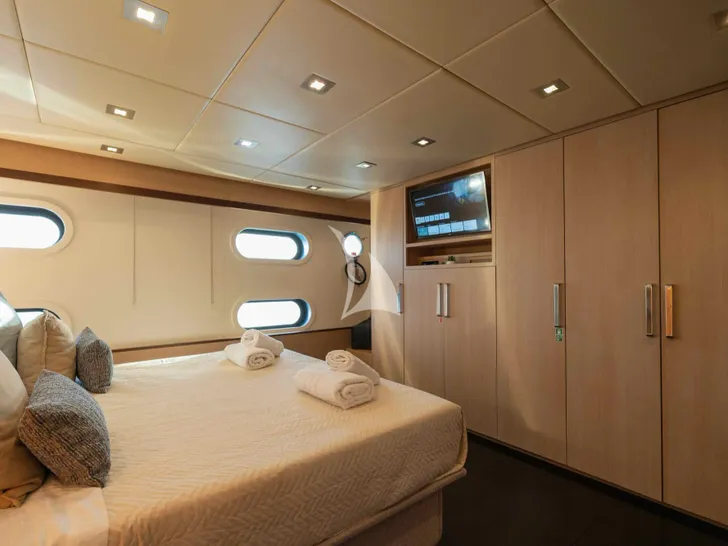ARIA C.Boat 28m - master cabin bed and TV ARIA C.Boat 28m - master cabin bed and TV