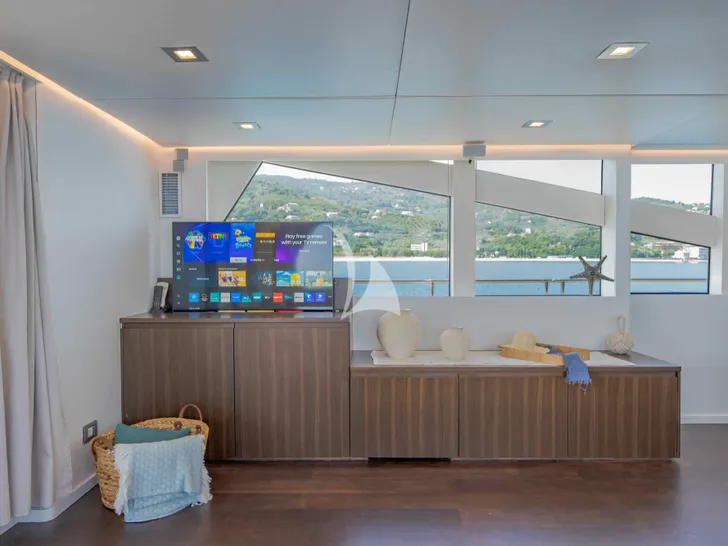 ARIA C.Boat 28m - saloon TV ARIA C.Boat 28m - saloon TV