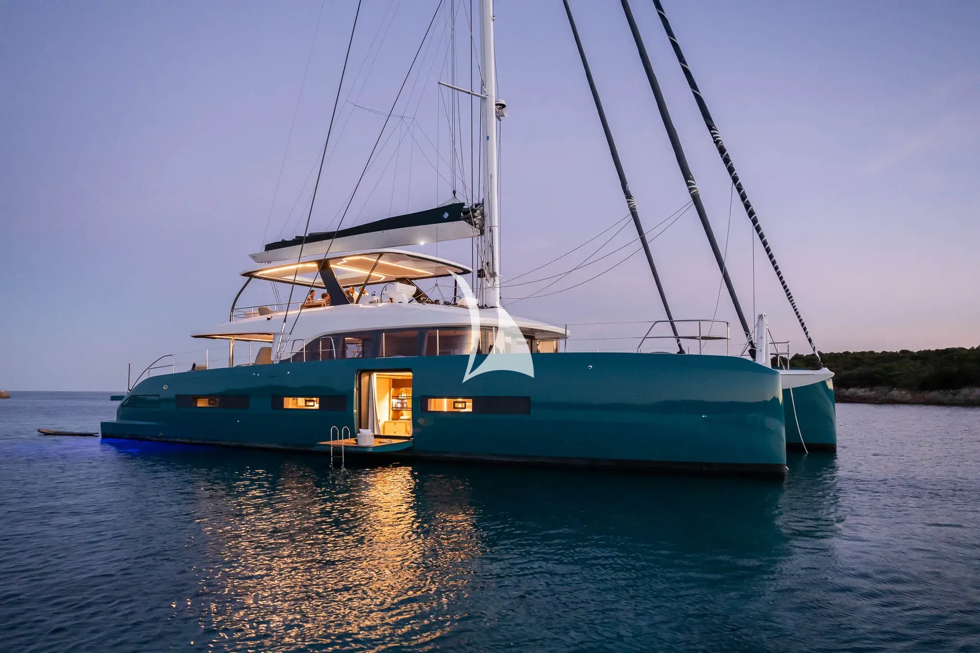 ARKTOS Lagoon Eighty 2 - at night