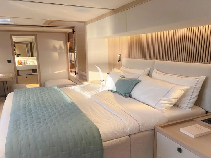 ARKTOS Lagoon Eighty 2 - master cabin bed ARKTOS Lagoon Eighty 2 - master cabin bed
