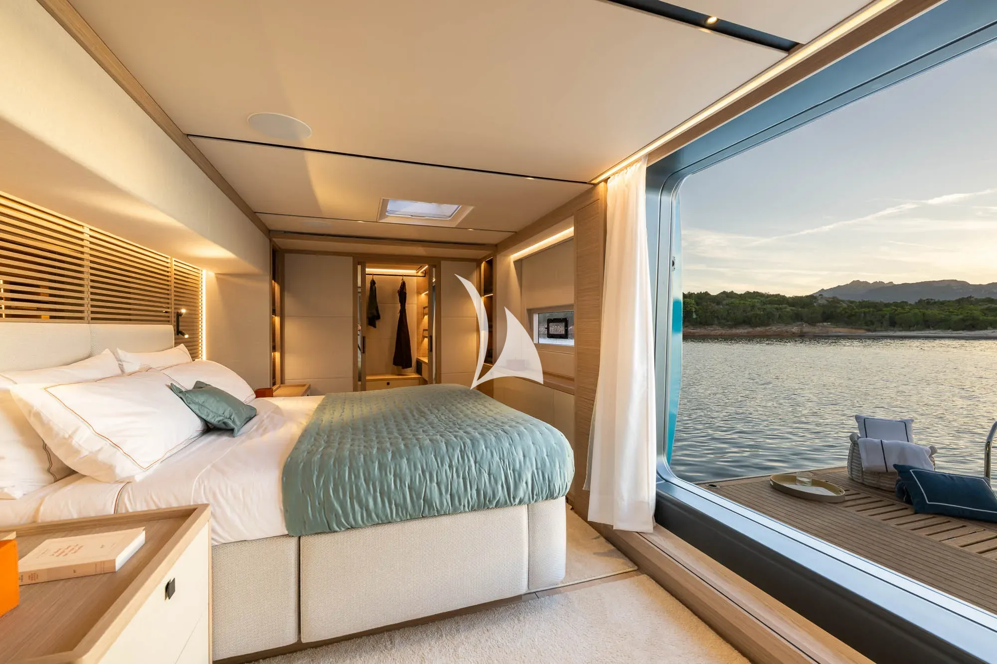 ARKTOS Lagoon Eighty 2 - master cabin