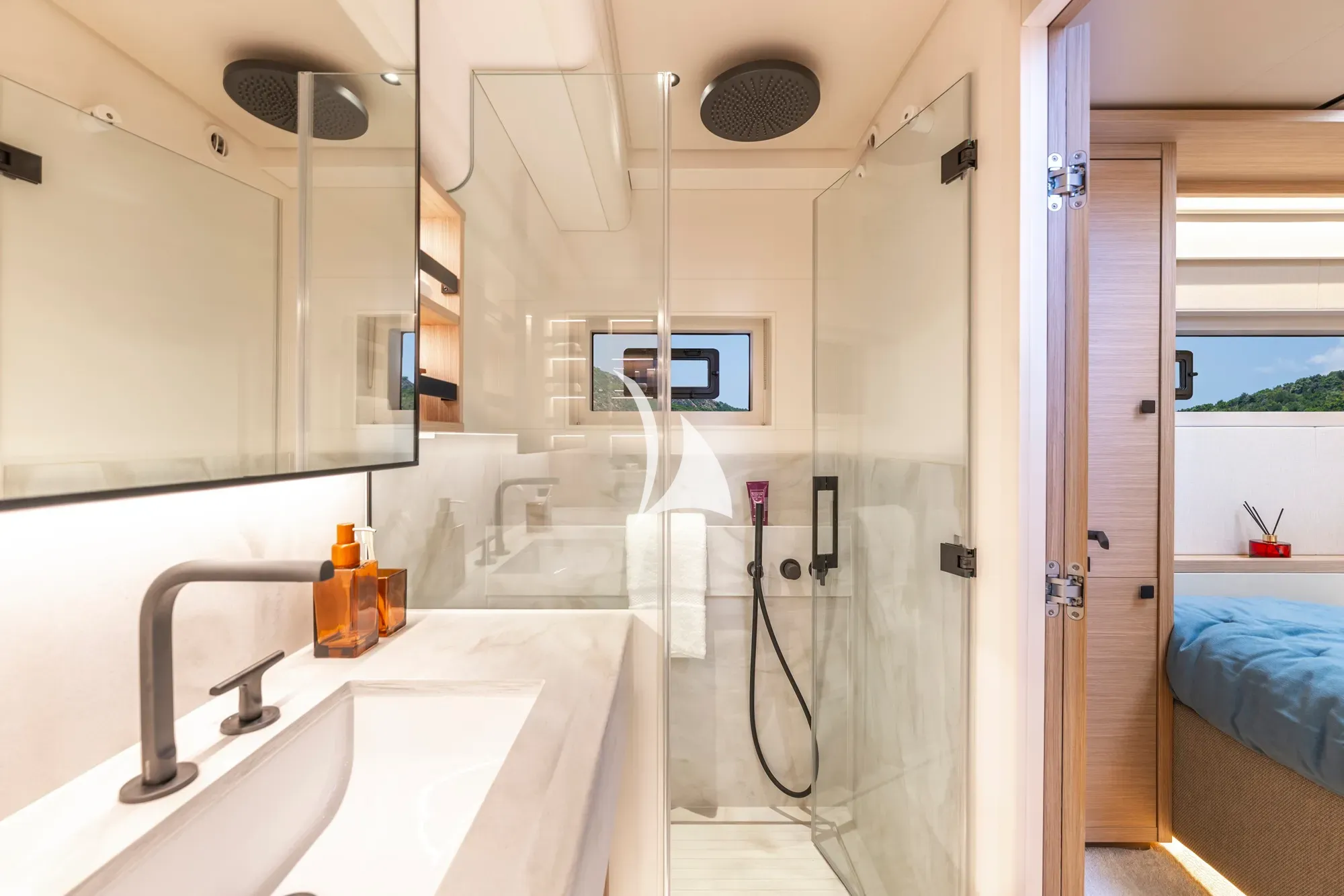 ARKTOS Lagoon Eighty 2 - twin cabin bathroom