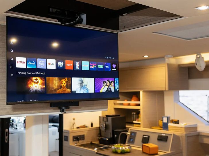 ARTISAN Lagoon 55 - saloon TV ARTISAN Lagoon 55 - saloon TV