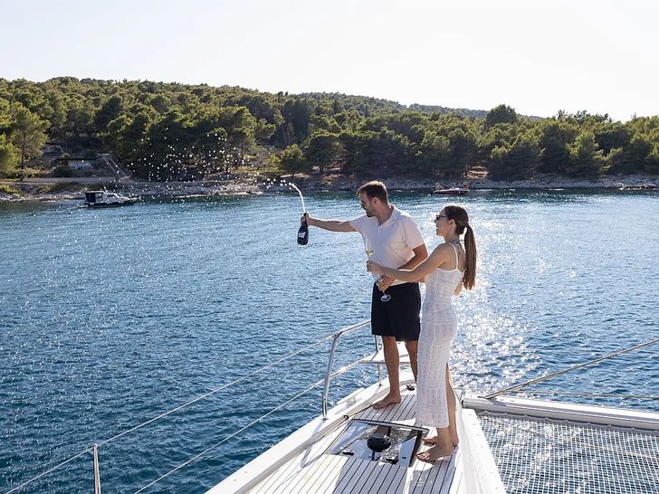 ARTISAN Lagoon 55 - champagne on the bow ARTISAN Lagoon 55 - champagne on the bow