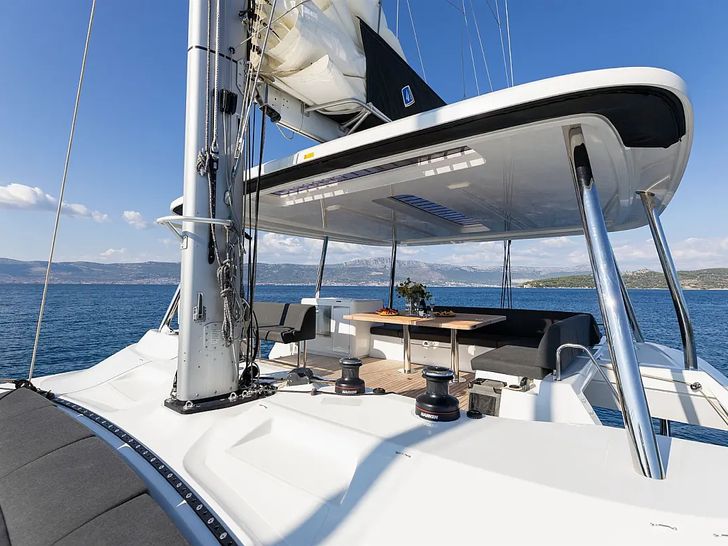 ARTISAN Lagoon 55 - flybridge ARTISAN Lagoon 55 - flybridge