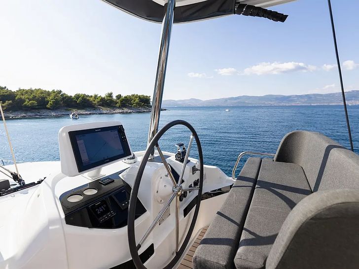 ARTISAN Lagoon 55 - flybridge helm ARTISAN Lagoon 55 - flybridge helm