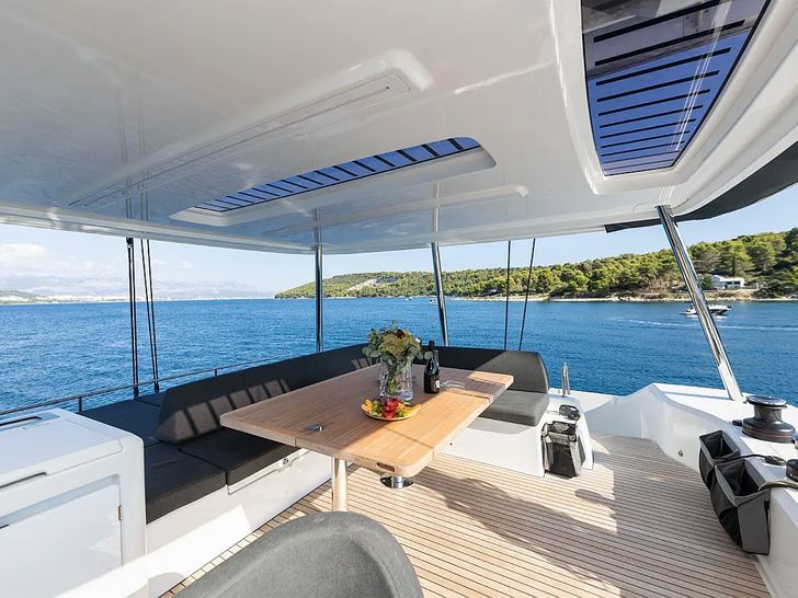 ARTISAN Lagoon 55 - flybridge lounge and dining area ARTISAN Lagoon 55 - flybridge lounge and dining area