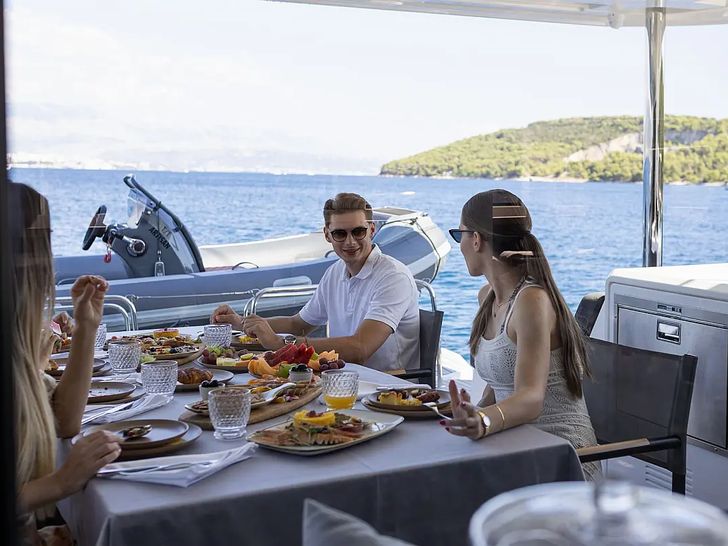 ARTISAN Lagoon 55 - guests dining alfresco ARTISAN Lagoon 55 - guests dining alfresco