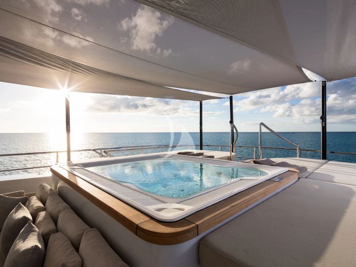ARTISAN Benetti 63m - jacuzzi with sun beds ARTISAN Benetti 63m - jacuzzi with sun beds