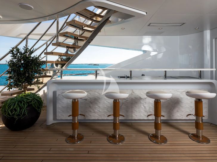 ARTISAN Benetti 63m - sky deck bar ARTISAN Benetti 63m - sky deck bar