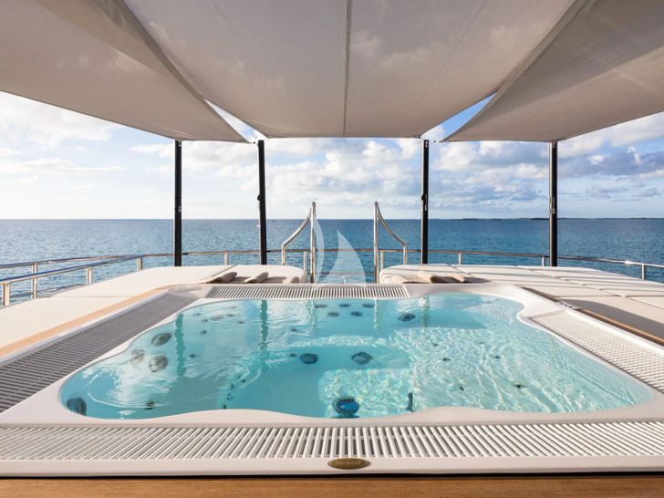ARTISAN Benetti 63m - sky deck jacuzzi ARTISAN Benetti 63m - sky deck jacuzzi