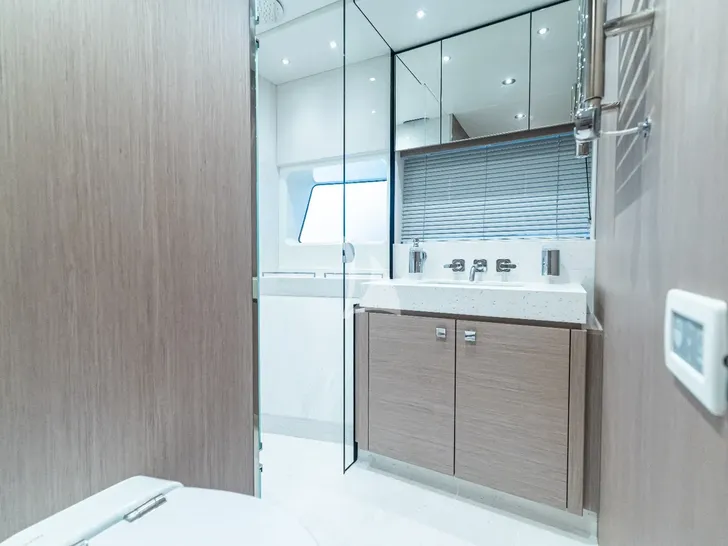 ASCEND Sunseeker 23m - guest cabin bathroom ASCEND Sunseeker 23m - guest cabin bathroom