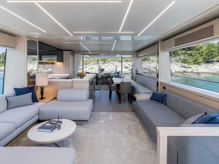 ASCEND Sunseeker 23m - main salon ASCEND Sunseeker 23m - main salon