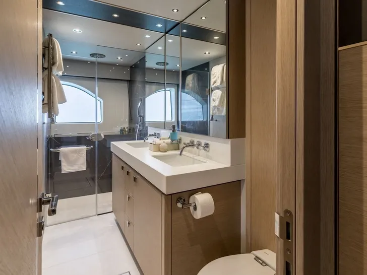 ASCEND Sunseeker 23m - master cabin bathroom ASCEND Sunseeker 23m - master cabin bathroom