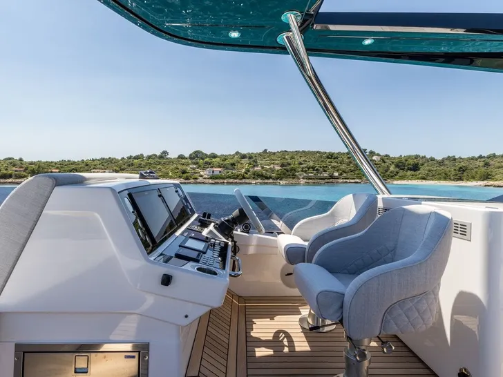 ASCEND Sunseeker 23m - sundeck helm ASCEND Sunseeker 23m - sundeck helm