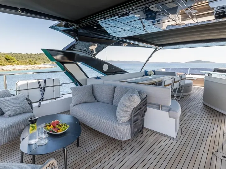 ASCEND Sunseeker 23m - sundeck ASCEND Sunseeker 23m - sundeck