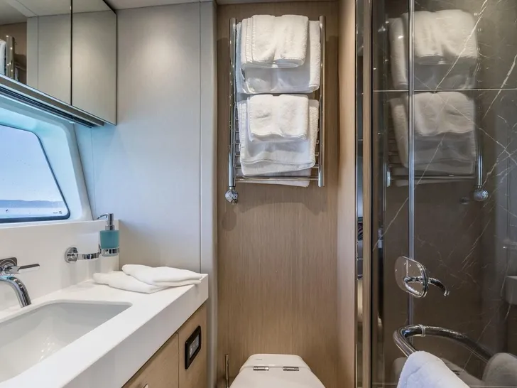 ASCEND Sunseeker 23m - twin cabin bathroom ASCEND Sunseeker 23m - twin cabin bathroom