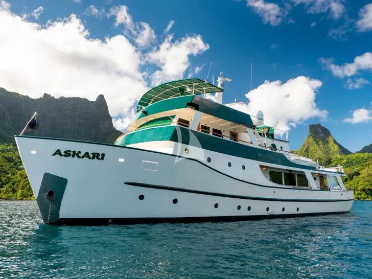 ASKARI Sermons 32m - anchored bow view ASKARI Sermons 32m - anchored bow view