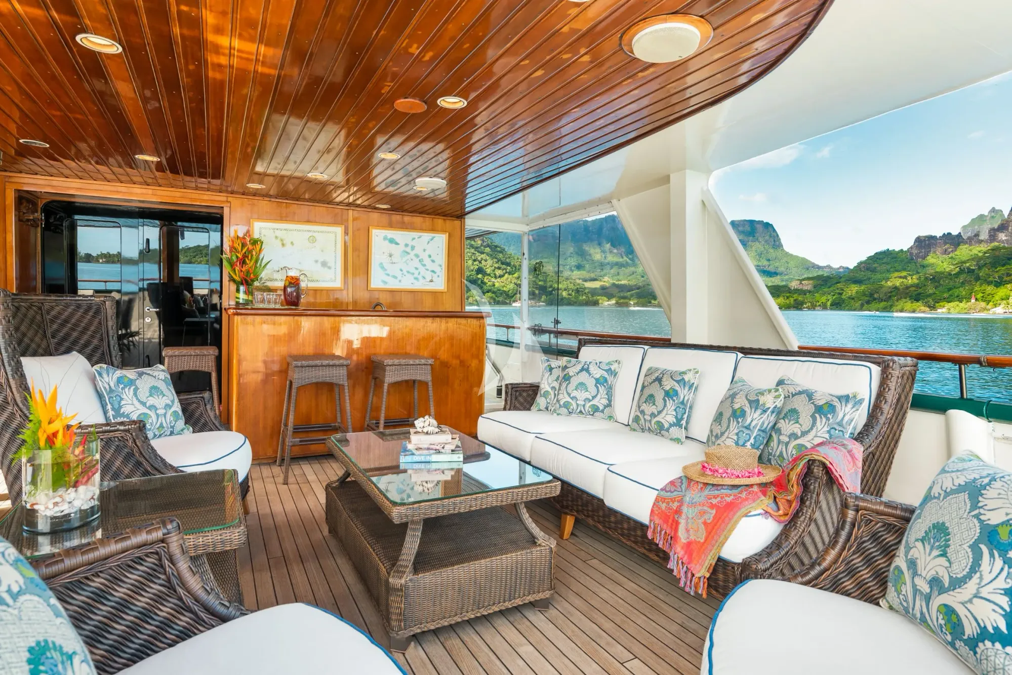ASKARI Sermons 32m - main aft deck bar lounge