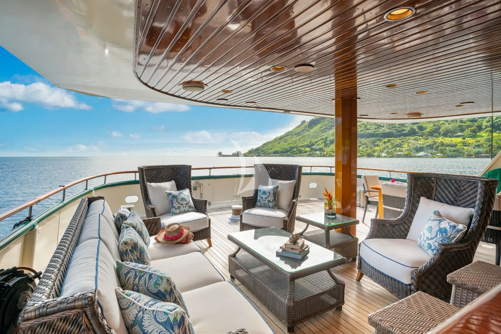 ASKARI Sermons 32m - main aft deck lounge