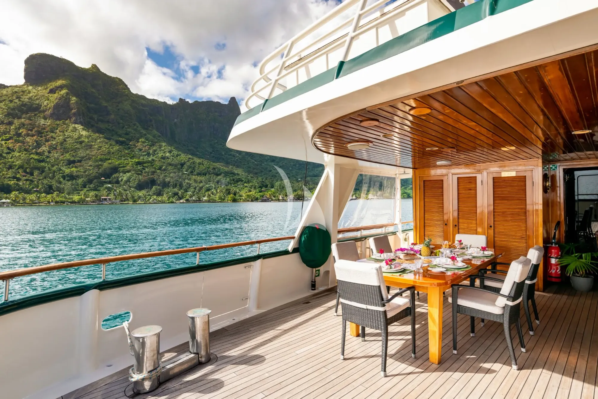 ASKARI Sermons 32m - main aft deck