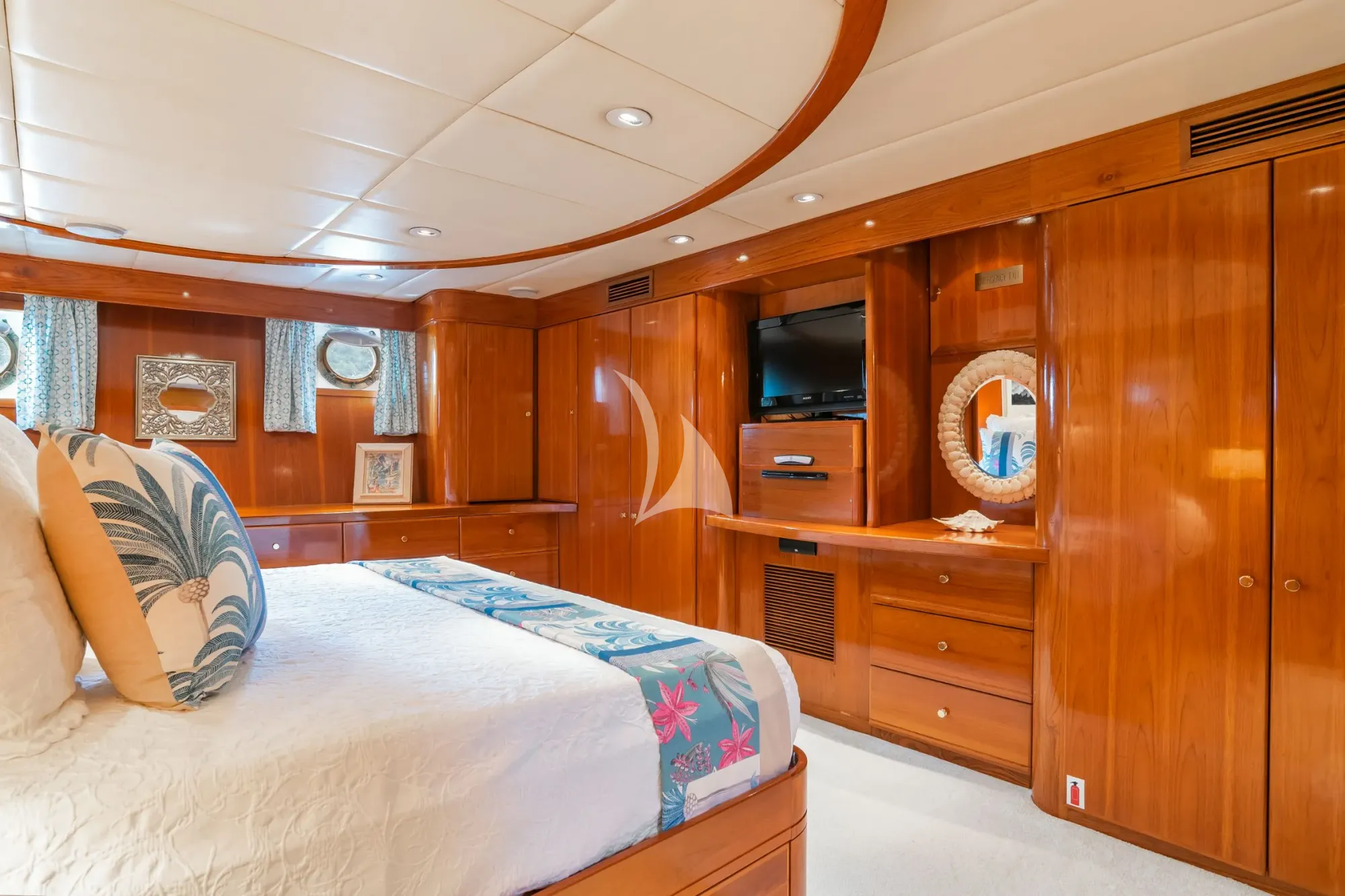 ASKARI Sermons 32m - master cabin bed and TV