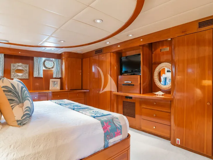 ASKARI Sermons 32m - master cabin bed and TV ASKARI Sermons 32m - master cabin bed and TV