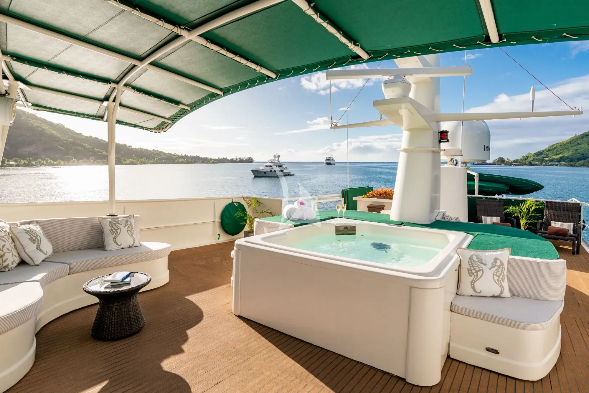 ASKARI Sermons 32m - sundeck jacuzzi and sunbathing area