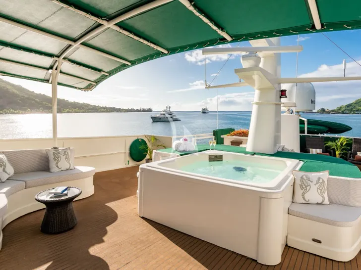 ASKARI Sermons 32m - sundeck jacuzzi and sunbathing area ASKARI Sermons 32m - sundeck jacuzzi and sunbathing area