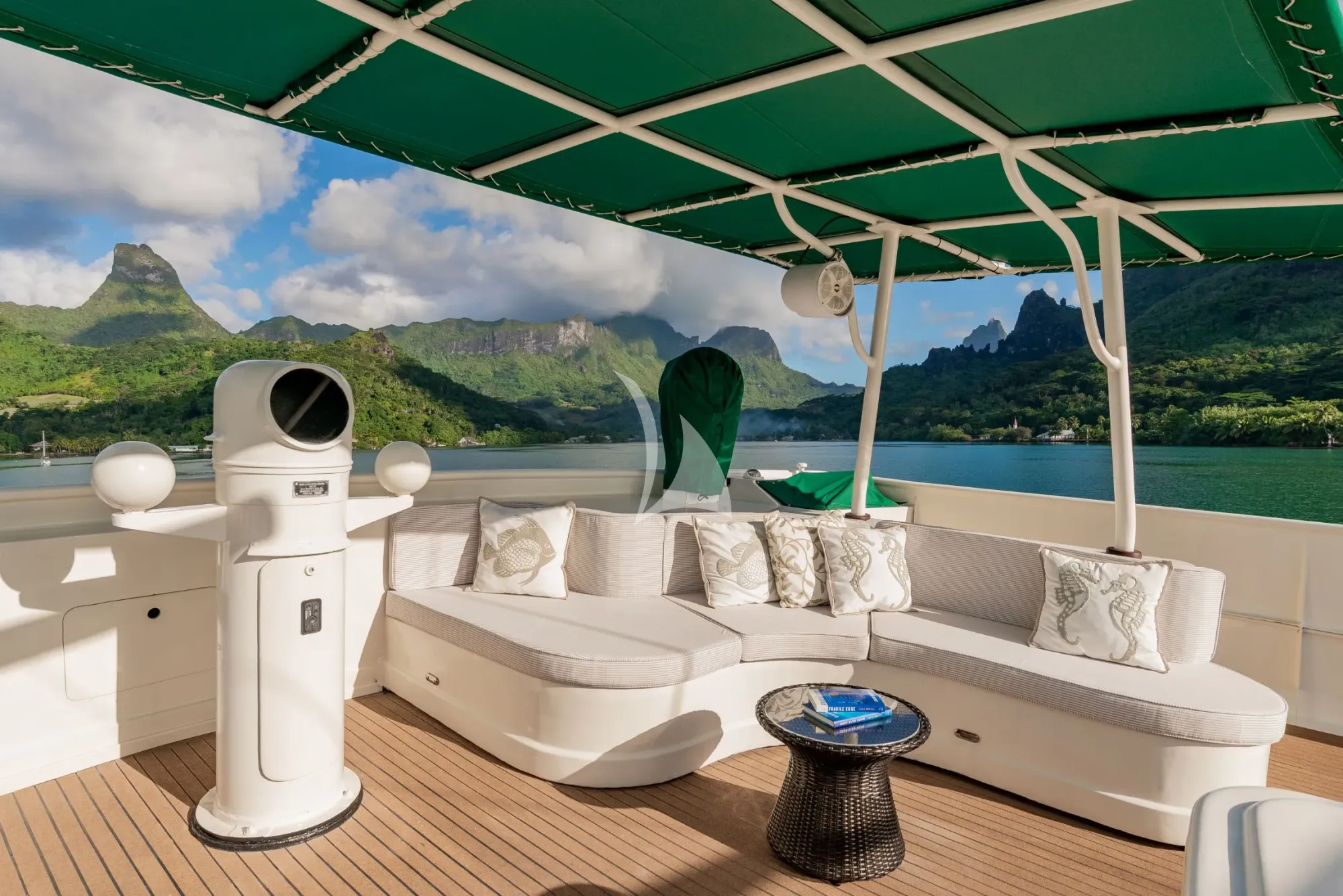 ASKARI Sermons 32m - sundeck lounge