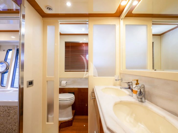 ASTARTE Ferretti 83 - master cabin bathroom ASTARTE Ferretti 83 - master cabin bathroom