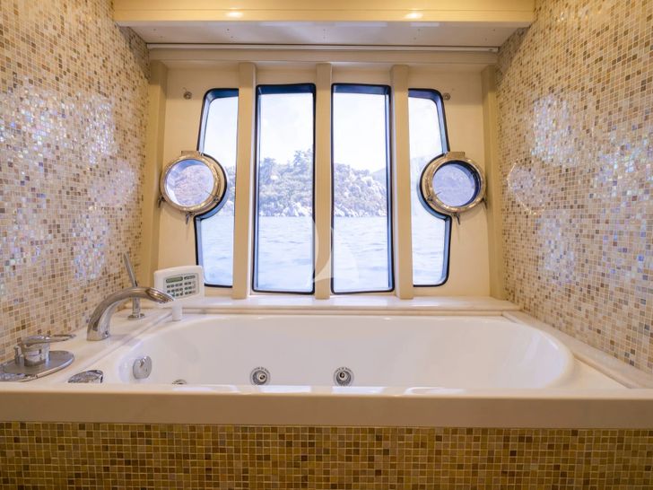 ASTARTE Ferretti 83 - master cabin bathtub ASTARTE Ferretti 83 - master cabin bathtub