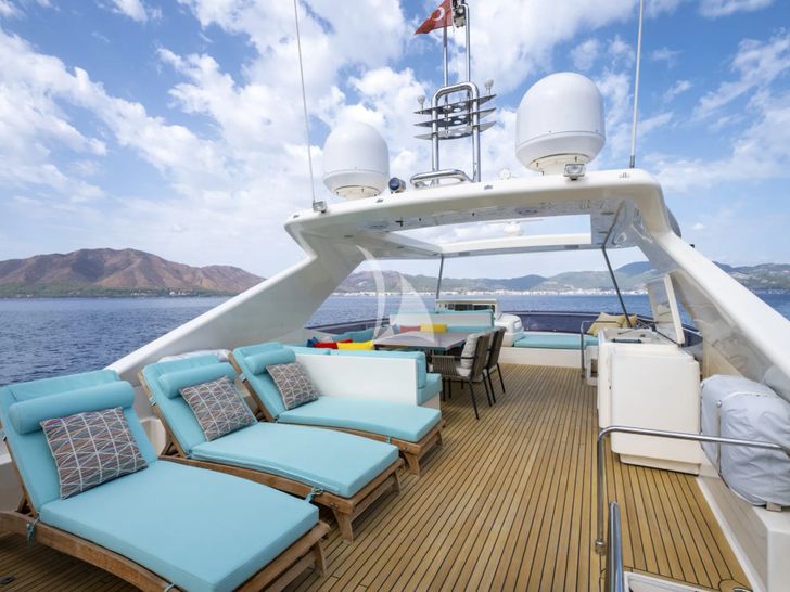 ASTARTE Ferretti 83 - sundeck sunbathing area ASTARTE Ferretti 83 - sundeck sunbathing area