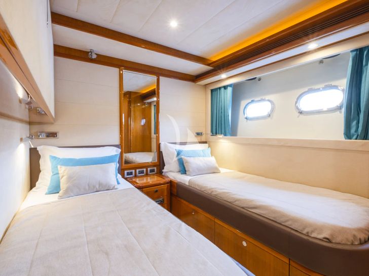 ASTARTE Ferretti 83 - twin cabin 1 ASTARTE Ferretti 83 - twin cabin 1