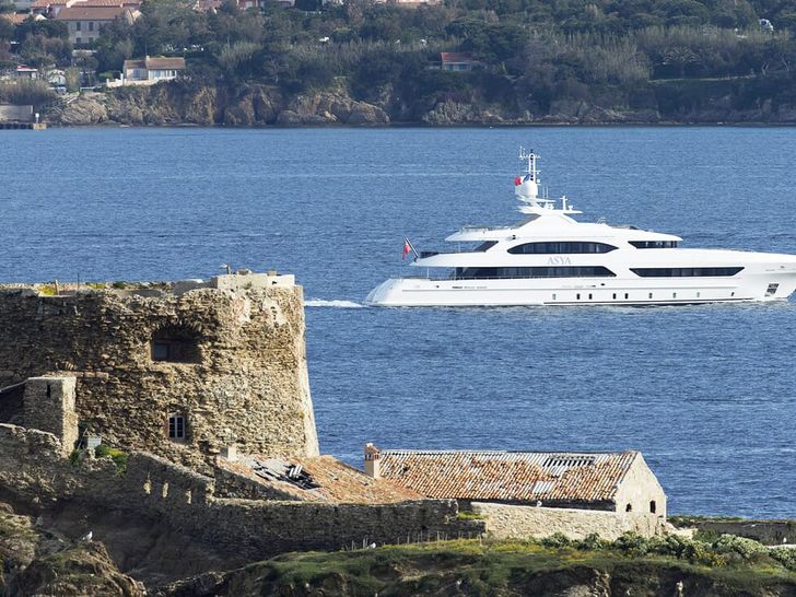 ASYA Heesen 74m castle view ASYA Heesen 74m castle view