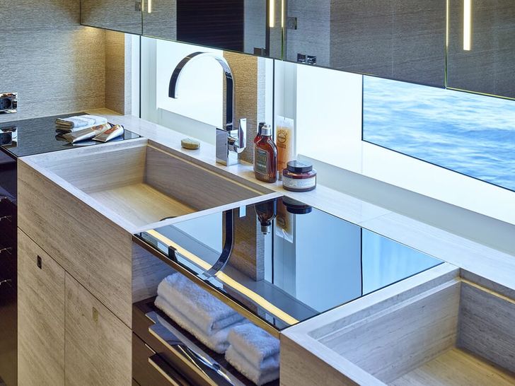ASYA Heesen 74m master wc ASYA Heesen 74m master wc