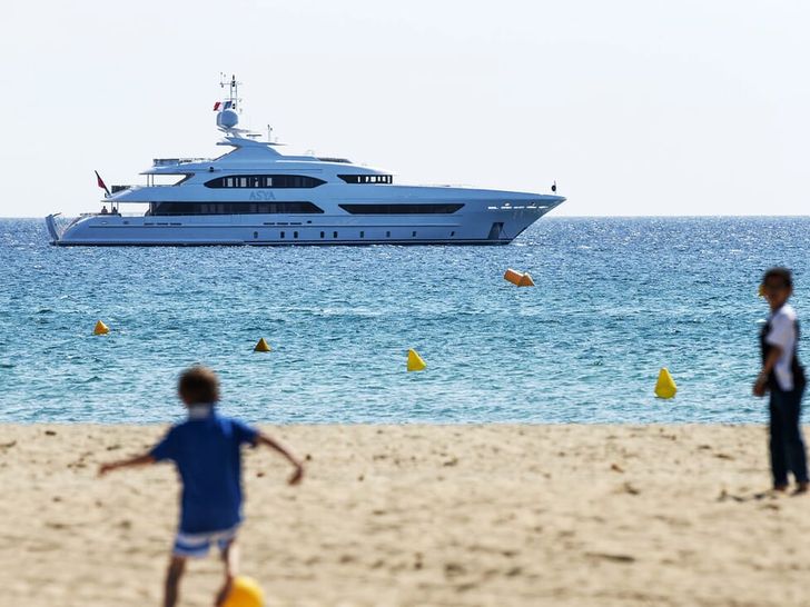 ASYA Heesen 74m view from the beach